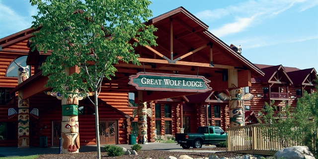 Exterior and entrance of Great Wolf Lodge.