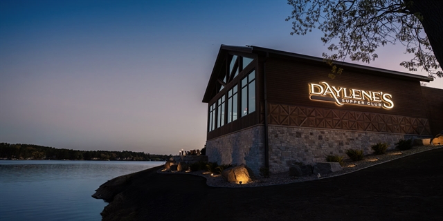 Daylene's Supper Club on Lake Delton at night